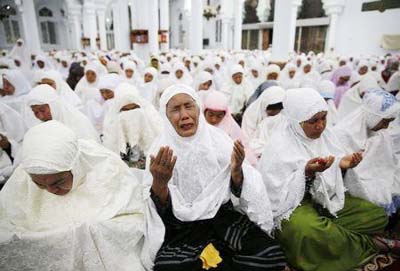 Acehnese women attend a mass prayer for the 2004 tsunami victims at Baiturrahman Grand Mosque in Banda Aceh on Thursday.