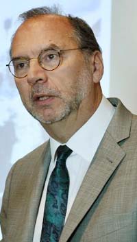 Microbiologist Peter Piot of Belgium, who co-discovered the Ebola virus in Zaire in 1976, delivers a speech during a seminar on the virus in Tokyo.