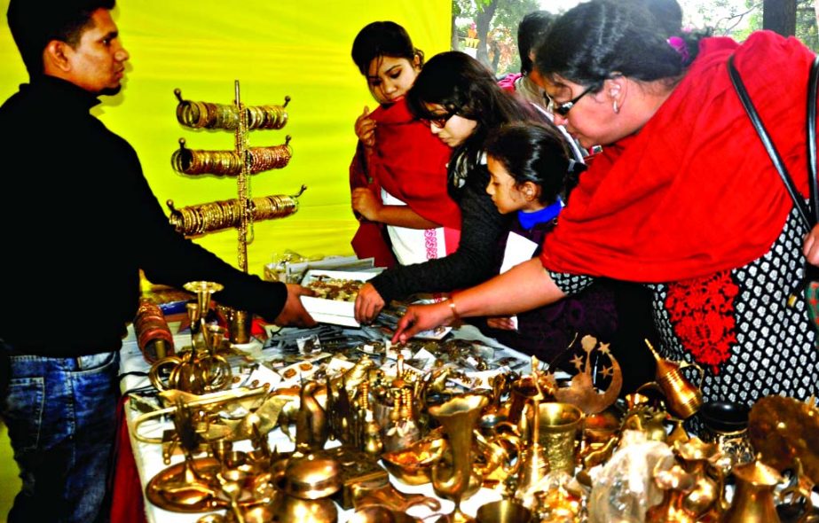 Female buyers crowd at a stall of Zainul Fair at the premises of the Institute of Fine Arts of Dhaka University on Friday.