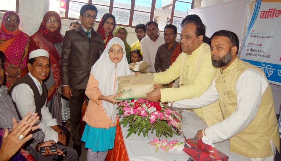 BNP Vice Chairman Abdullah Al Noman distributing prizes among the winners of Notunkuri Ideal School and College in the city yesterday.