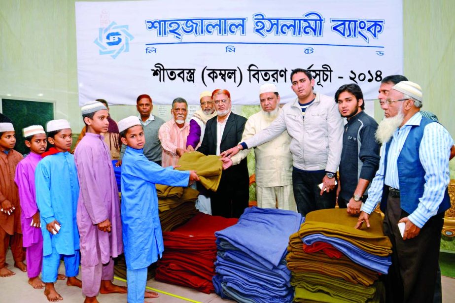 Mohiuddin Ahmed, Director of Shahjalal Islami Bank Ltd, distributing blankets among the cold stricken poor at Piyalala Mosque, Bangshal in the Old Dhaka recently.