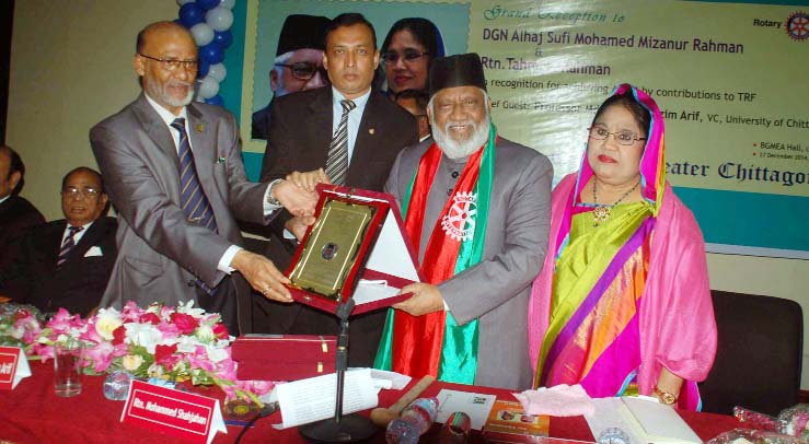 Chittagong University VC Prof Anwarul Azim Arif presenting crest to eminent industrialist and PHP Chairman Sufi Mohammed Mizanur Rahman at a function of Rotary Club in the city yesterday.