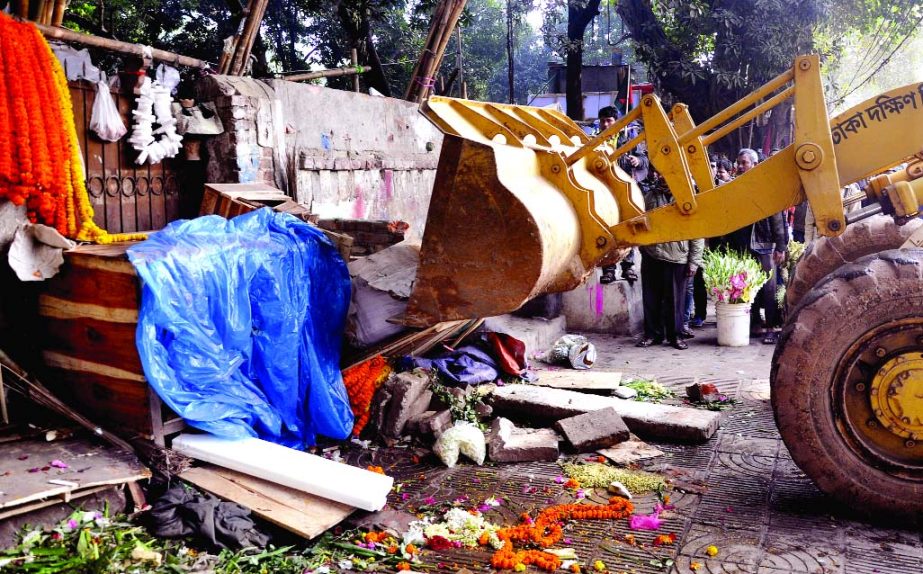 DSCC-led mobile team demolished illegal flower trading makeshift-shops near Shahbagh intersection on Sunday.