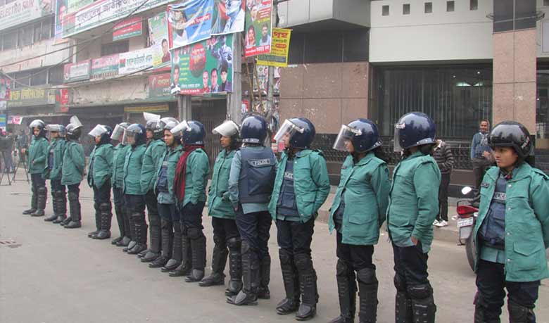 Policemen deployed in front of Nayapaltan central office.