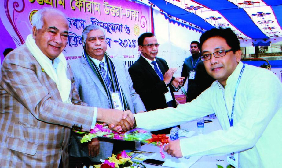 Housing and Public Works Minister Engineer Mosharraf Hossain distributing prizes among the winners of a raffle draw at a fanfare organised by Chittagong Forum at Nawab Habibullah School and College ground in the city's Uttara Model Town on Thursday.