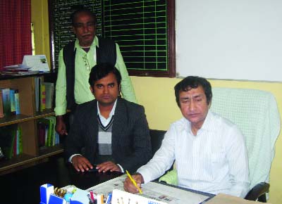 ARAIHAZAR(Narayanganj): Freedom fighter Md Nobiul Huq Mollah, Deputy Secretary Land Ministry visiting land office of Araihazar Upazila recently. Md Shariful Huq, Assistant Commissioner(land) and freedom fighter Md Nurul Huq, Commander, Doptora Union we