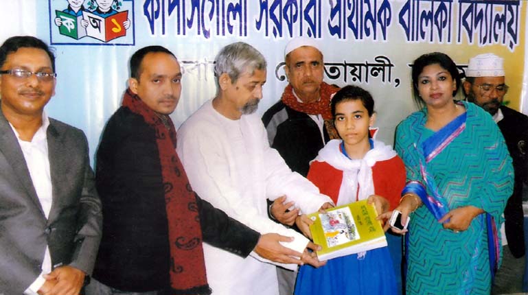 Councilors Syed Golam Haider Mintu and Anjuman Ara distributing new books among the students at Karpasgola Govt Primary Girls' School in the city yesterday.