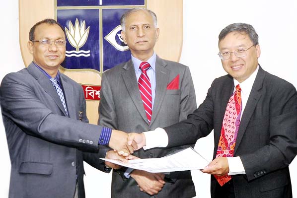 DU Treasurer Prof Dr Md Kamal Uddin and Macquarie University Deputy Vice-Chancellor Prof Dr James KW Lee exchanged document after signing the MoU on behalf of their respective institutions. Vice-Chancellor Prof Dr AAMS Arefin Siddique was also present on