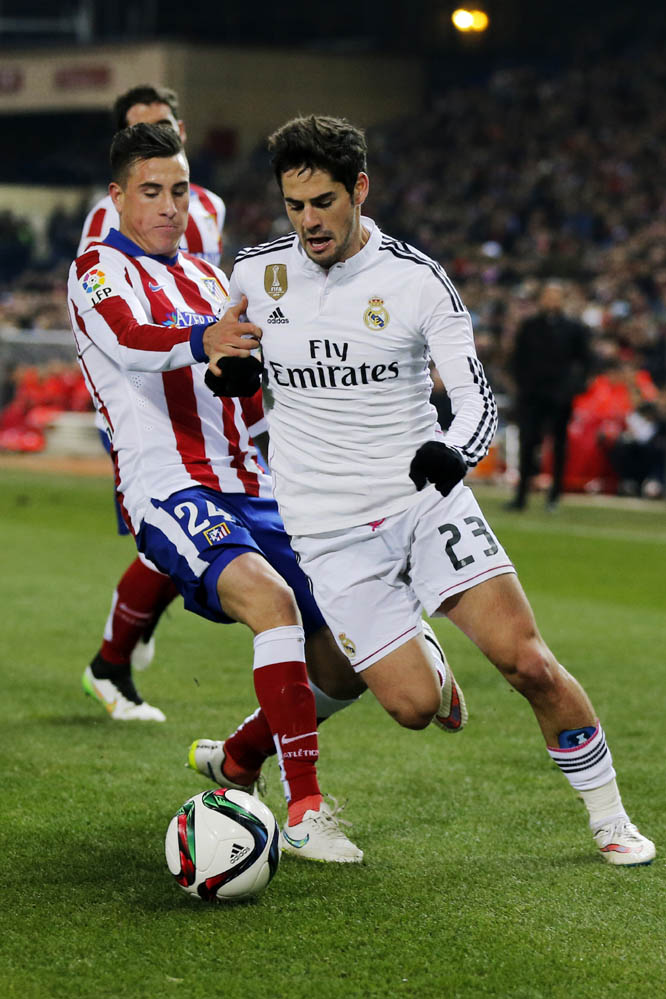 Atletico's Gimenez (left) duels for the ball with Real Madrid's Isco during a King's Cup soccer match between Atletico de Madrid and Real Madrid at the Vicente Calderon stadium in Madrid, Spain on Wednesday.