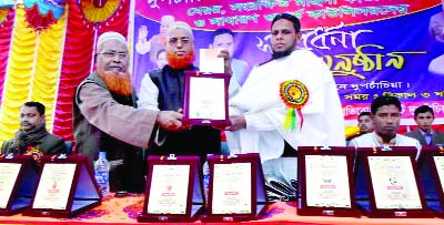 DUPCHANCHIA(Bogra):President of Citizens' Committee Abdul Bashed handing over crest to newly-elected Mayor Belal Hossain at Dupchanchia Upazila in Bogra on Thursday.