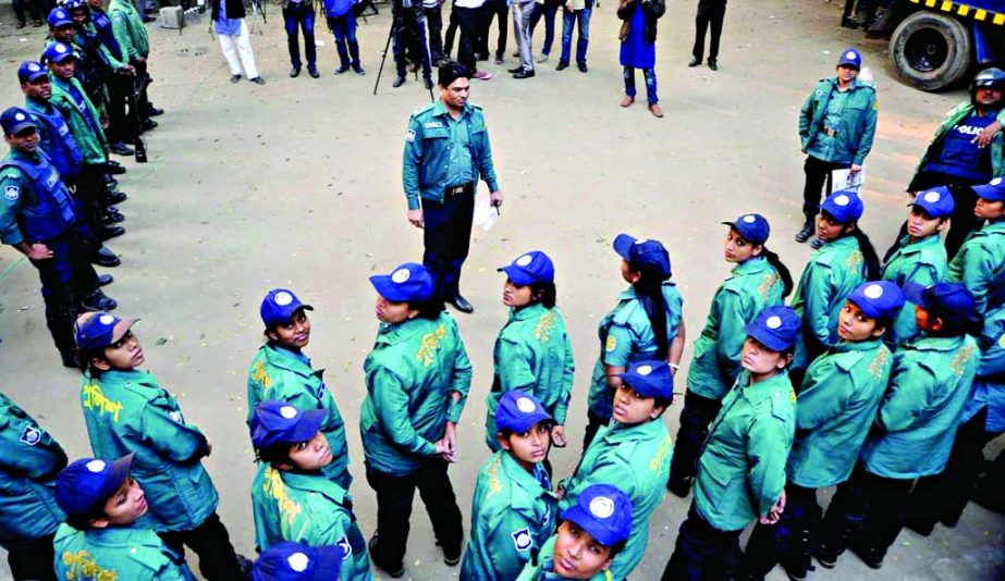 Security forces keep vigil over the gate of BNP Chairperson Begum Khaleda Zia's Gulshan office on Friday.