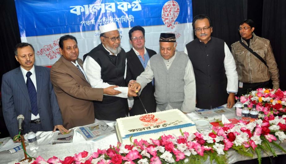 CCC Mayor M Monzoor Alam and former mayor Alhaj ABM Mohiuddin Chowdhury cutting cake on the occasion of 5th founding anniversary of the Daily Kaler Kantho at its office in the city yesterday.