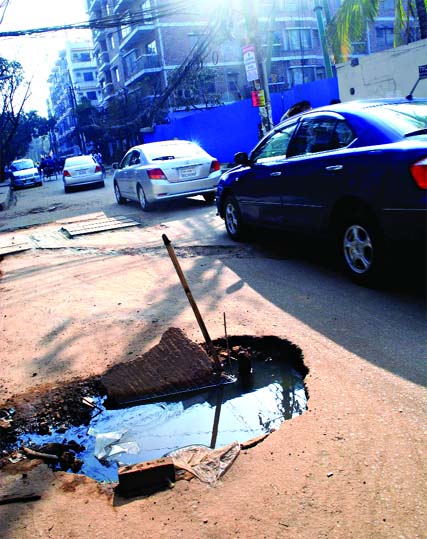 An uncovered manhole remains open for long on the road of VIP area posing threat to commuters. This photo was taken from Gulshan on Monday. Sharif Khan