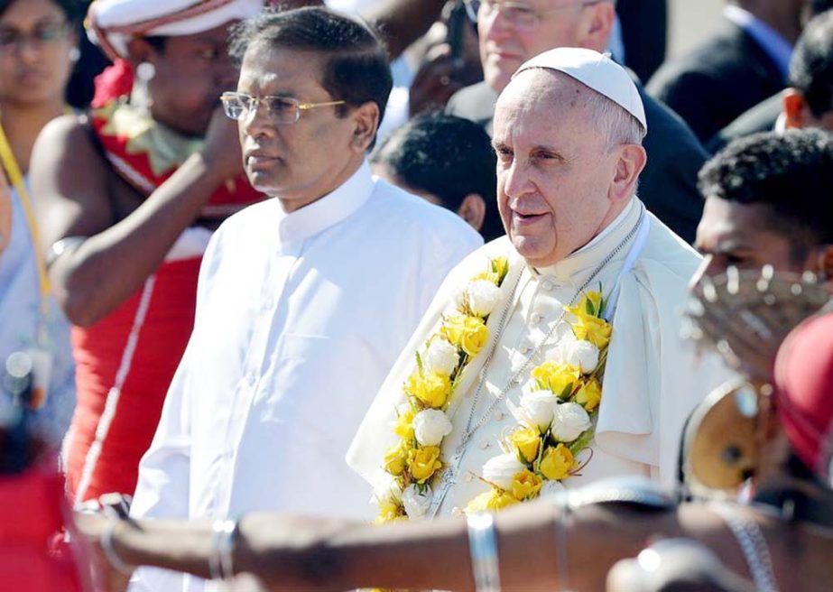 Pope Francis and Sri Lankan President Maithripala Sirisena during a welcome ceremony at the Bandaranaike International Airport in Katunayake on Tuesday.