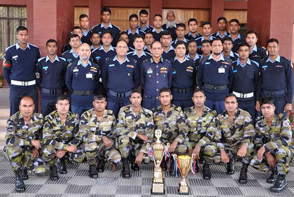 Chief of Air Staff Air Marshal Muhammad Enamul Bari poses with the Bangladesh Air Force (BAF) winning players participated in different competitions in 2014 at the Bangladesh Air Force Headquarters in the city on Monday.