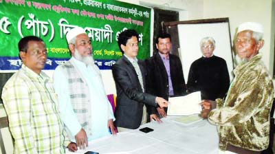 SYLHET: Farmers in Sylhet receiving certificates of five-daylong training workshop on production, preservation of crops organised by Bangladesh Palli Unnayon Board, Sylhet Sadar Unit recently.