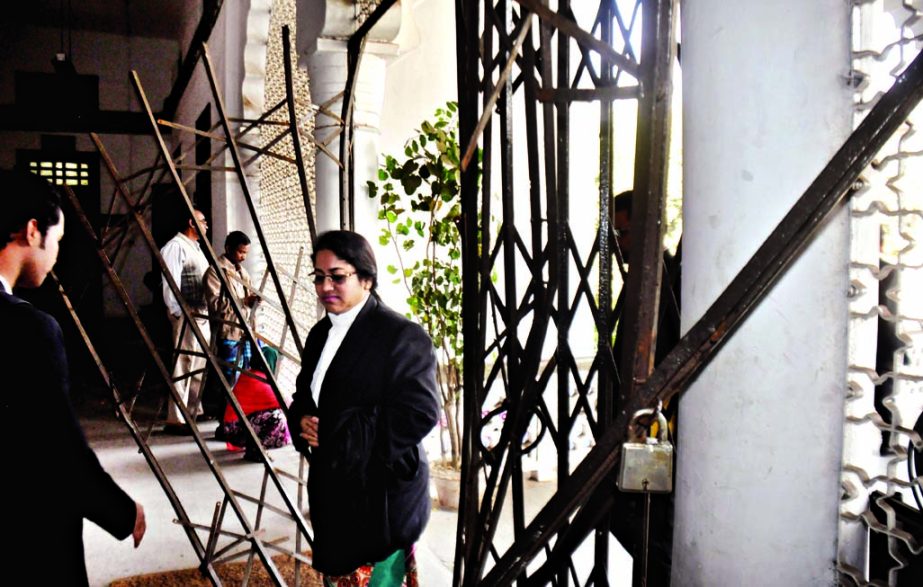 Pro-Awami League lawyers broke open the collapsible gate of SCBA building which was allegedly locked by the Counsels of BNP to foil farewell reception to outgoing CJ on Thursday.