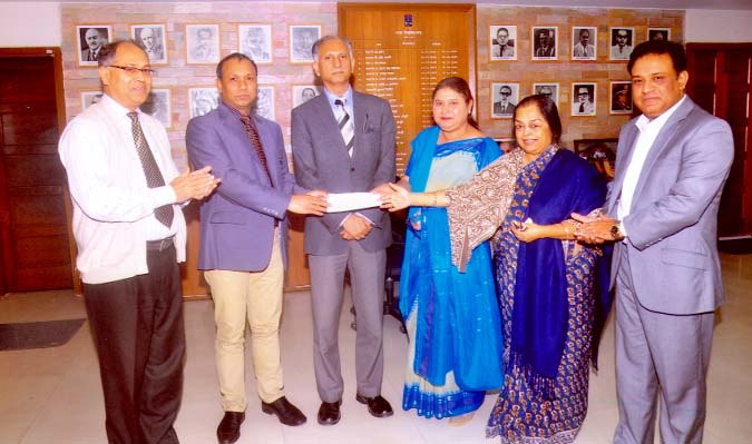 Dhaka University's (DU) Rokeya Hall Provost Prof Dr Nazma Shahin handing over a cheque worth Tk 7.5 lakh to DU Treasurer Prof Dr Kamal Uddin to increase the capital base of the Rokeya Memorial Foundation on Thursday. Vice-chancellor of the university Pro