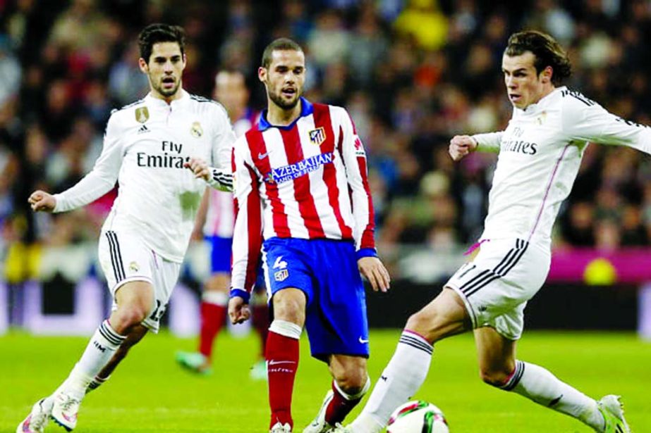 Real Madrid's Gareth Bale from Britain (right) duels for the ball with Atletico de Madrid Mario Suarez during a King's Cup soccer match between Atletico de Madrid and Real Madrid, at the Santiago Bernabeu stadium in Madrid, Spain on Thursday.