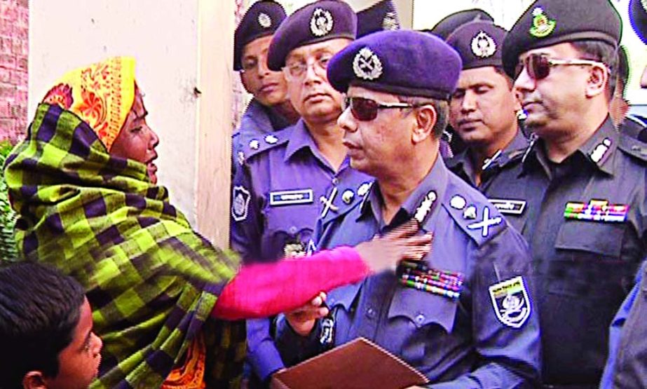 IGP AKM Shahidul Haque and RAB DG Benazir Ahmed consoling the mother of bus helper who succumbed to burn injuries following petrol bomb attack at Mithapukur in Rangpur on Friday.