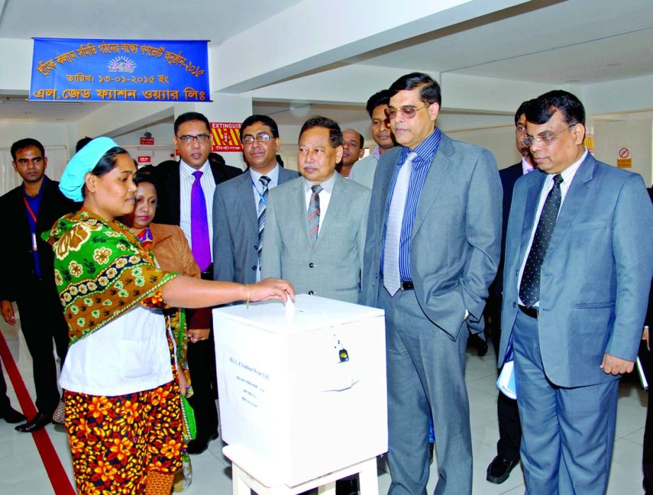 A worker of LZ Fashion Wear Limited of Dhaka EPZ casting vote for forming Workers Welfare Association at DEPZ recently. Maj Gen Mohd Habibur Rahman Khan, ndc, psc, Executive Chairman of BEPZA observing it with other members of the observation team.