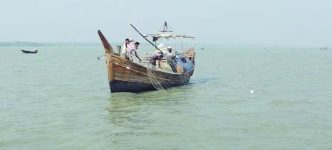 PATUAKHALI: Fishermen using current nets for catching jatkas ignoring ban on Agunmukha River in Rangabali Upazila. This picture was taken on Saturday.