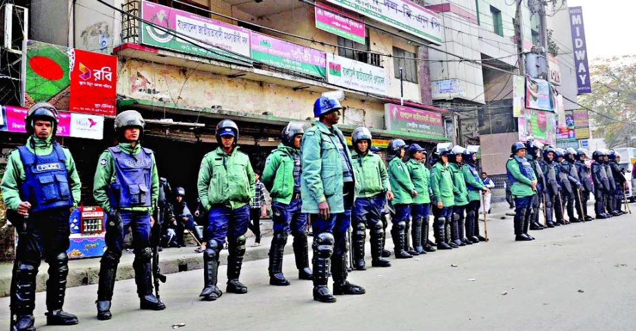 Security forces stand guard around Nayapaltan's BNP central office from Sunday.