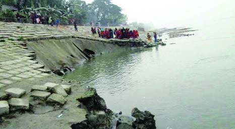 SIRAJGANJ:A view of the flood control embankment at Bhatpara in Koizuri UP under Shahzadpur Upazila of Sirajganj district collapsed into Jamuna River early yesterday.