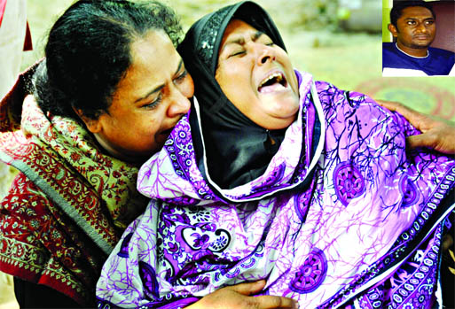 Relatives of Nuruzzaman Johny, a JCD leader burst into tears after seeing his body at the DMCH morgue. He was killed in police crossfire in the morning.