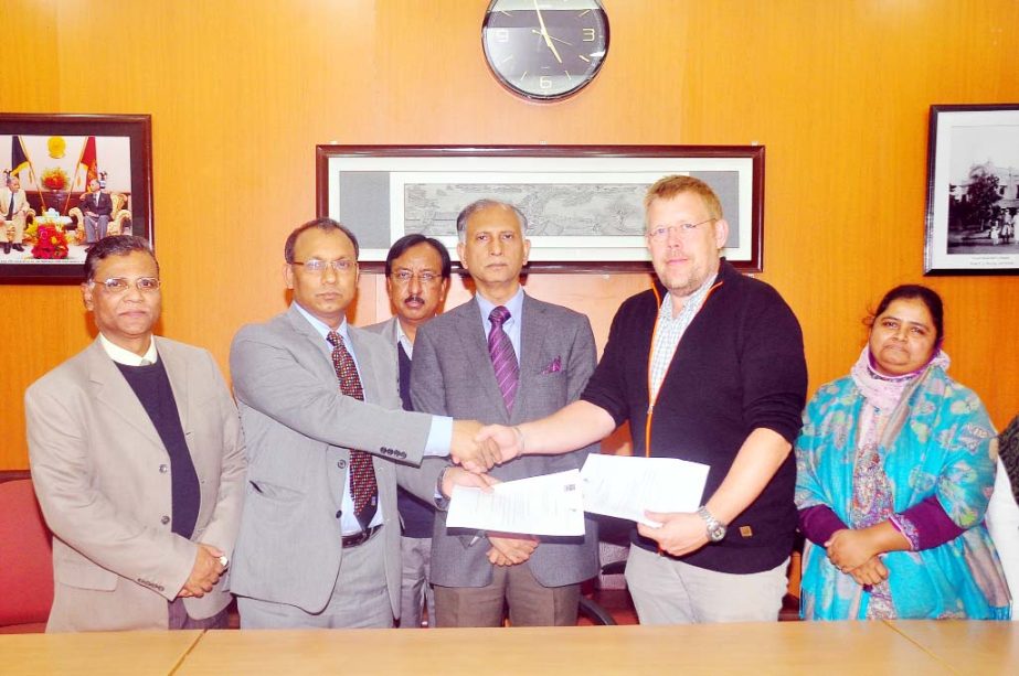 Dhaka University Treasurer Prof Dr Md Kamal Uddin is seen exchanging the MoU papers with Denmark University representative at the latter's office on Tuesday. DU Vice-chancellor AAMS Arefin Siddique also was present on the occasion.