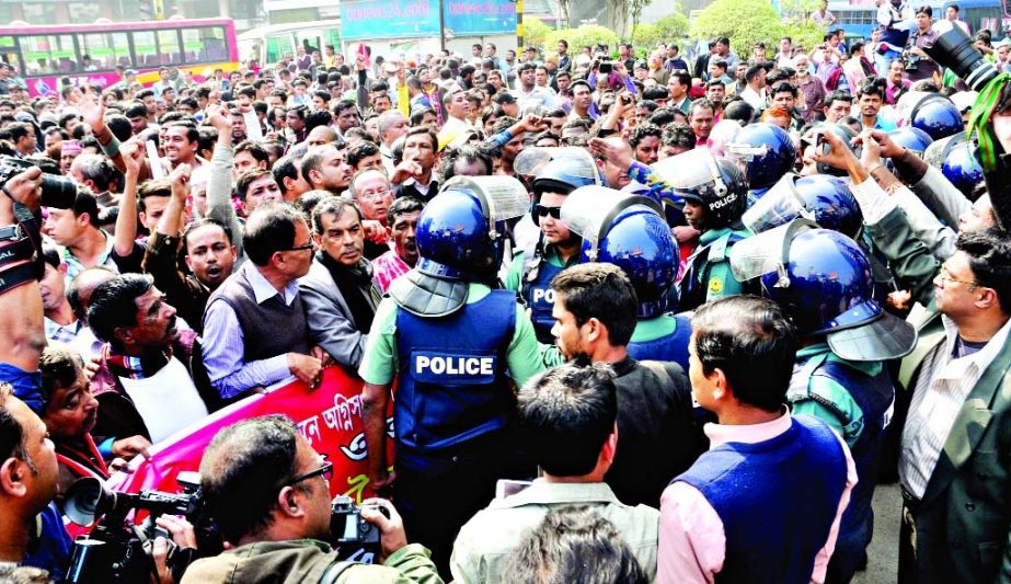Various Pro-Awami transport workers being attempted to besiege BNP Chairperson Khaleda Zia's Gulshan office were foiled by law enforcers on Thursday.