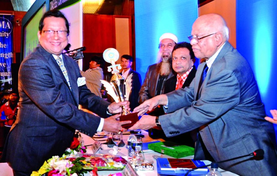 Nazim Tazik Chowdhury, Deputy Managing Director of Green Delta Insurance Company Limited, receiving ICMAB Best Corporate Award 2014 in the non lifegeneral insurance category from Finance Minister Abul Maal Abdul Muhith at a city hotel recently.