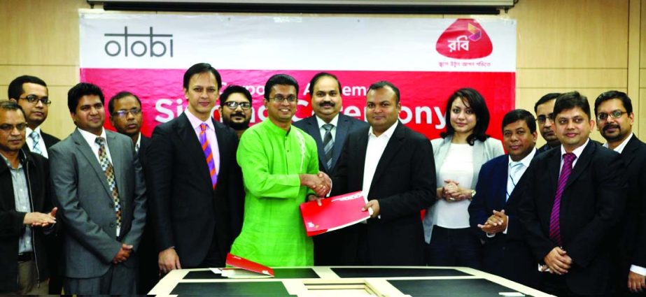 Animesh Kundu, Managing Director of Otobi and Supun Weerasinghe, Managing Director of Robi Axiata Limited, sign a corporate deal to serve Postpaid connections at Otobi Center recently.