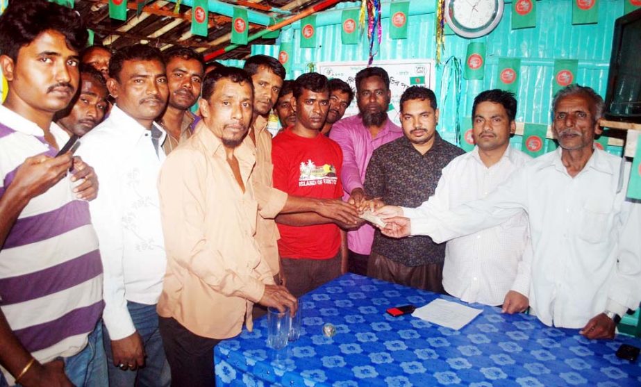 Leaders of Auto-rickshaw -Auto-tempo Sramik Union handing over death fund of a member to his family at a function in the city yesterday.