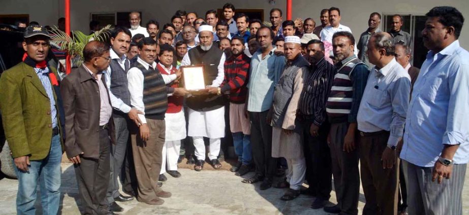 Alhaj A B M Mohiuddin Chowdhury seen with members of Biddut Sramik League during a courtesy call yesterday.