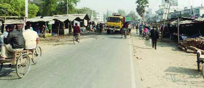 DUPCHANCHIA(Bogra): Less vehicles moving on Bogra- Naogaon Highway at Dupchanchia Upazila during yesterday's hartal hour.