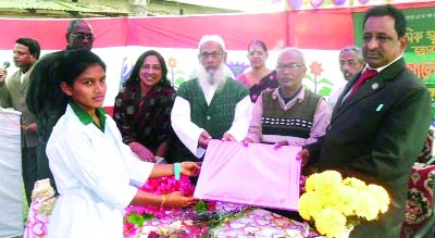 RANGPUR: Adv Rothish Chandra Bhowmik, Trustee of Hindhu Kallyan Trust and Chairman of Managing Committee of Tazhat High School distributing gifts among SSC examinees of the school on Saturday. .