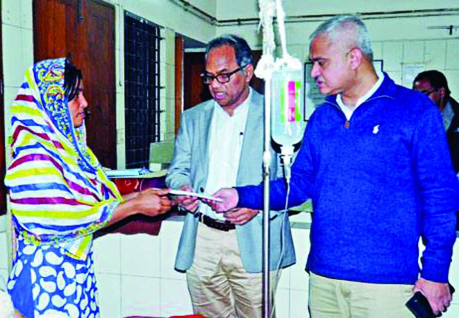 Kaler Kantho Editor Imdadul Haque Milon and Bangladesh Protidin Editor Nayeem Nizam handing over Tk 20,000 each to 46 burn victims on behalf of Bashundhara Group at Dhaka Medical College Burn Unit on Tuesday.