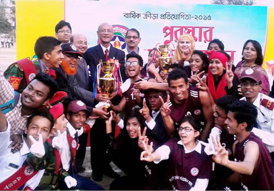 Minister for Education Nurul Islam Nahid handing over the trophy to Bir Sreshtha Shaheed Captain Mohiuddin Jahangir House, which emerged the champions of the Annual Sports Competition of Adamjee Cantonment College in Dhaka Cantonment on Wednesday.