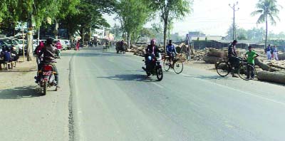 DUPCHANCHIA(Bogra): A view of Bogra- Naogaon Highway during yesterday's blockade programme.