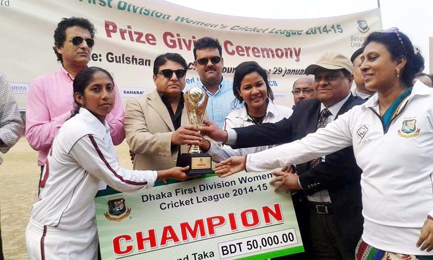 Players of Rupali Bank receiving championship trophy of Dhaka Women's First Division Cricket League at the Gulshan Youth Club ground on Thursday.