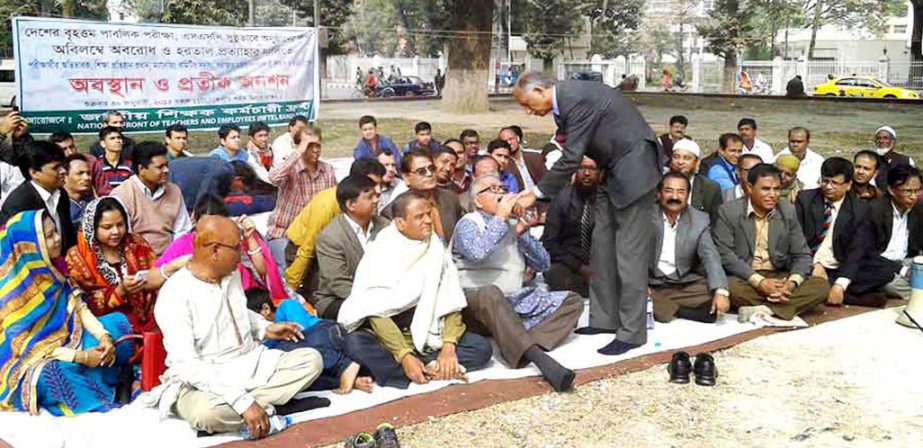 Dhaka University Vice-Chancellor Prof Dr AAMS Arefin Siddique breaking token hunger strike giving water to the participants in the strike organised on Friday at the Central Shaheed Minar premises by Jatiya Shikshak-Karmochari Front demanding withdrawal of