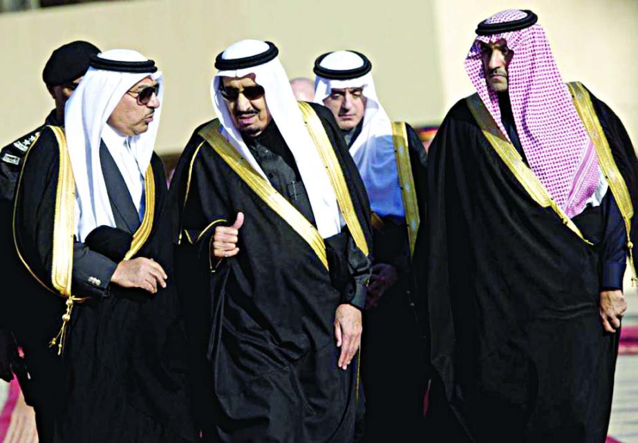 Saudi Arabia's new King Salman Â© speaks with Crown Prince and Interior Minister Mohammed bin Nayef (L) at King Khalid International Airport in Riyadh.