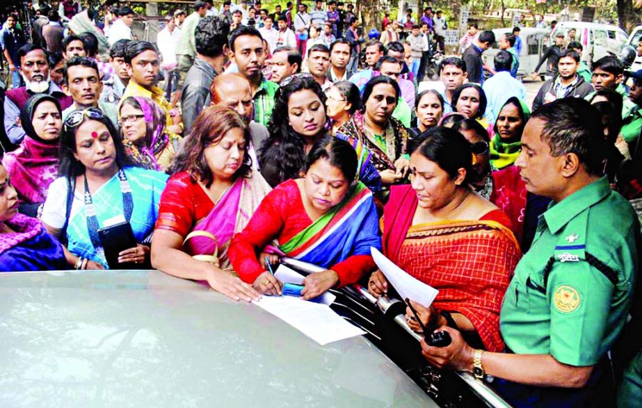Guardians of SSC examinees gathered in front of BNP Chairperson Khaleda Zia'a Gulshan office on Saturday to submit a written appeal for withdrawal of blockade and hartal during the examinations of their children.