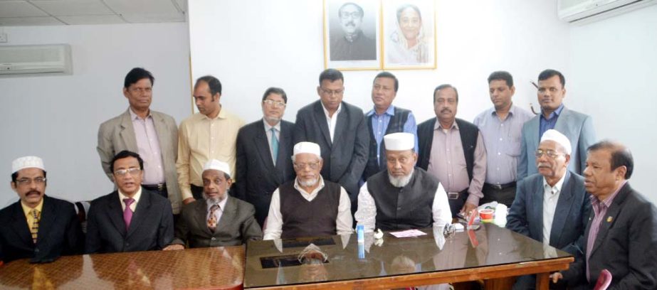 Newly-elected executive members of Chittagong Taxes Bar Association met with former CCC Alhaj ABM Mohiuddin Chowdhury at his office yesterday.