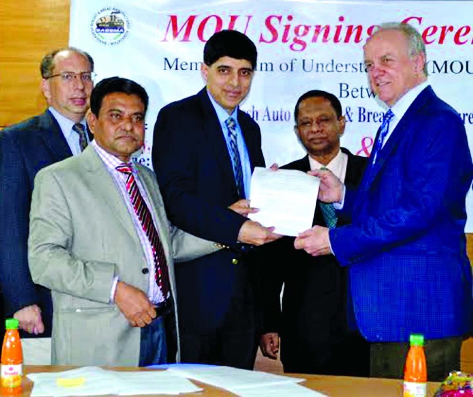 Shafiqur Rahman Bhuiyan, President of Bangladesh Auto Biscuit and Bread Manufacturers Association, sign a Memorandum of Understanding in the city with Jim Hershey, Executive Director of The World Initiative for Soy in Human Health, for using soy flour in