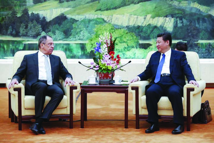 Russian Foreign Minister Sergei Lavrov (L) and Chinese President Xi Jinping hold a meeting at the Great Hall of the People in Beijing on Monday.