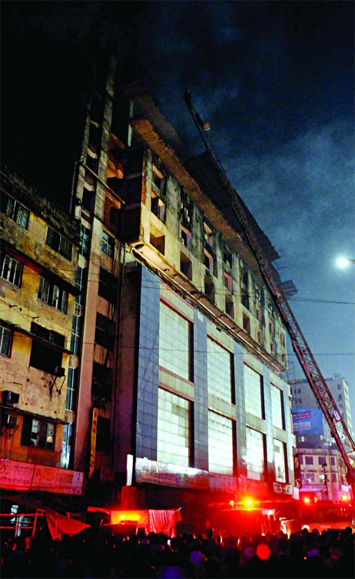 Fire broke out at the Gulistan Shopping Mall on the Bangabandhu Avenue on Tuesday evening. Fire Service men brought the sire under control. Photo: Banglar Chokh