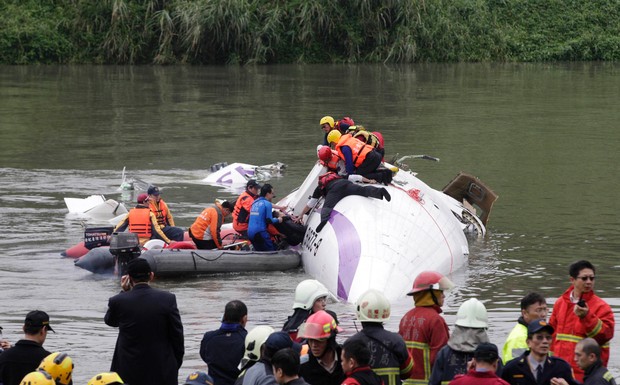 Rescuers carry out rescue operation after a TransAsia Airways plane cartwheels into river on take-off in Taiwan's New Taipei City. Photo: Reuters