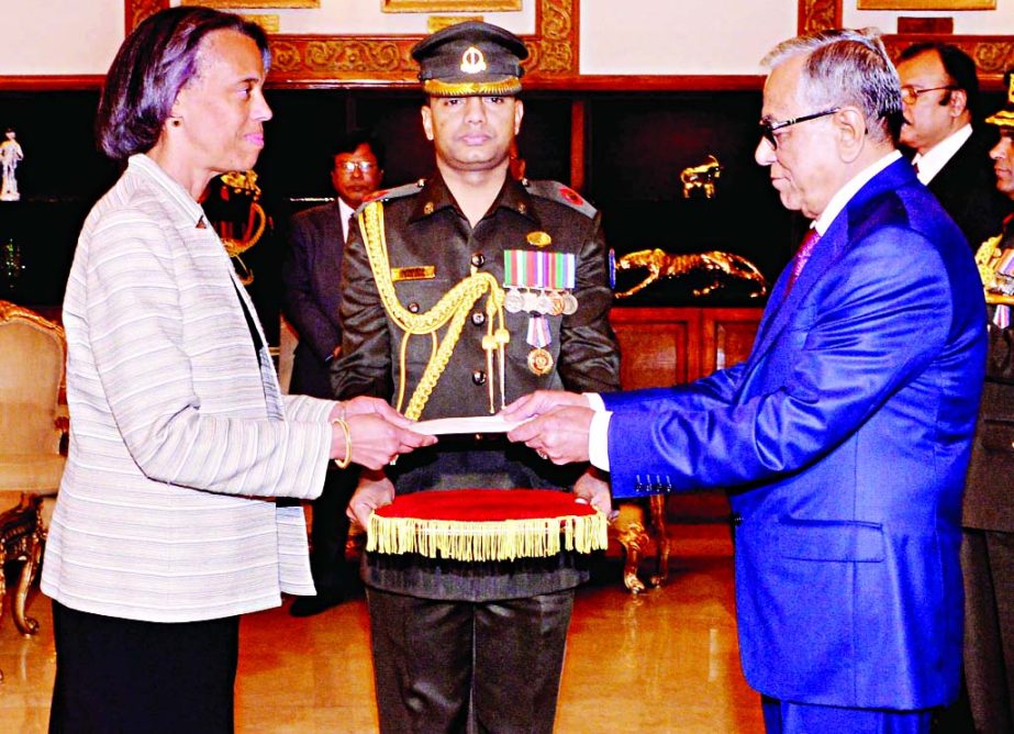 Newly appointed US Ambassador to Bangladesh Marcia Stephens Bloom Bernicat presented the credentials to President Md Abdul Hamid at Bangabhaban on Wednesday.